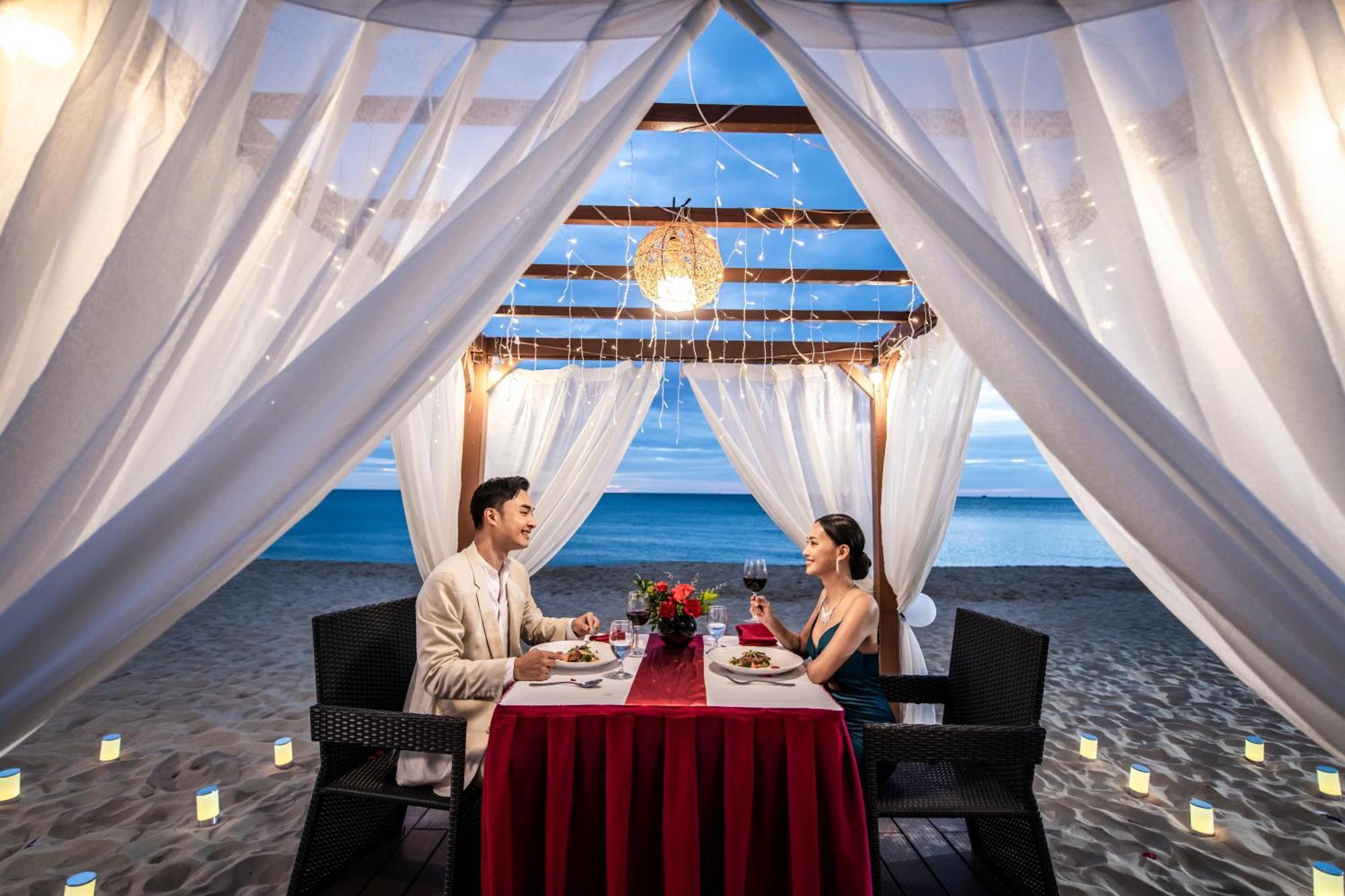 Vinpearl Wonderworld Phu Quoc Hotel Exterior photo A couple dining at a beach resort in Pattaya, Thailand